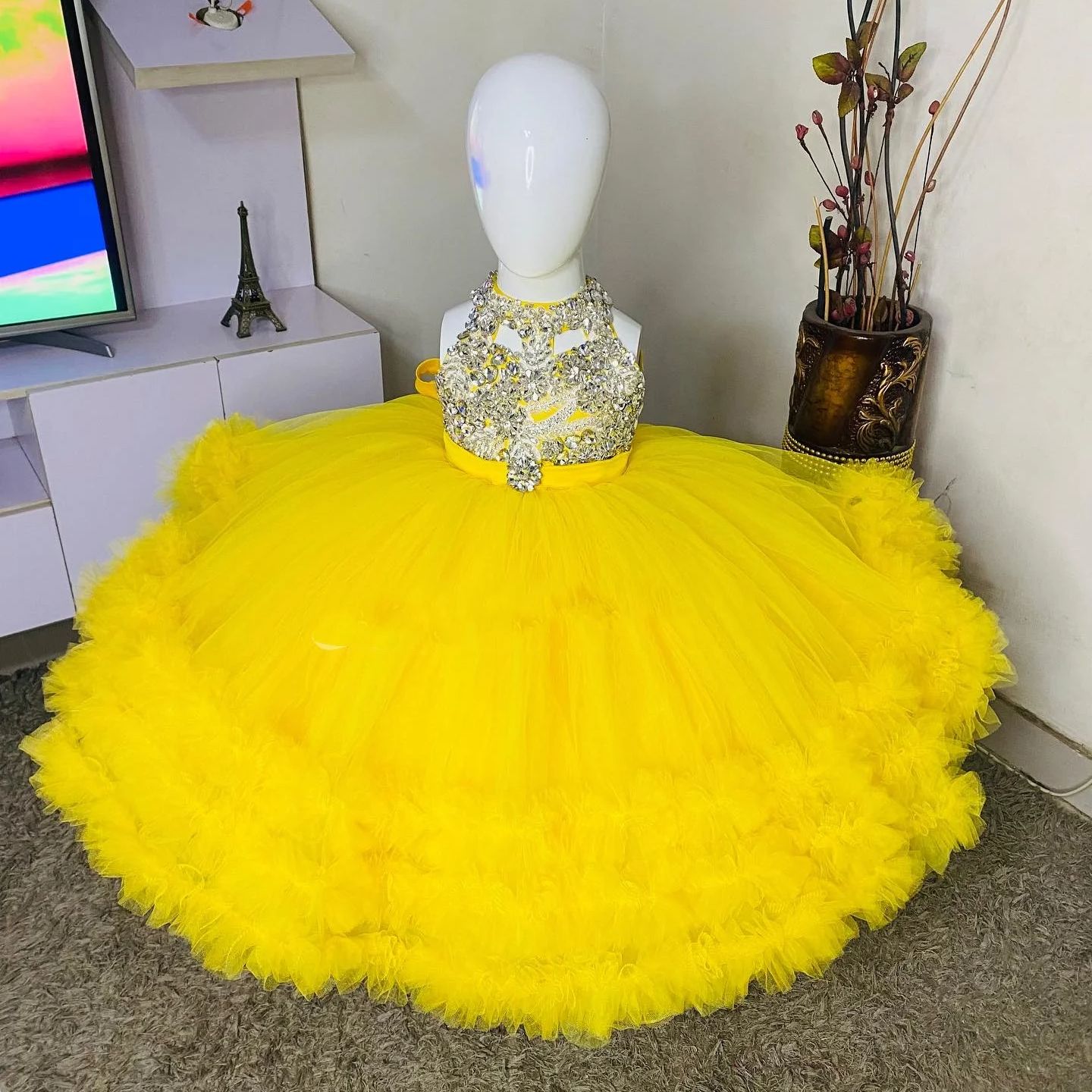 Gorgeous Yellow Flower Girl Dr - đánh giá và giá Embroidery Yellow Flower